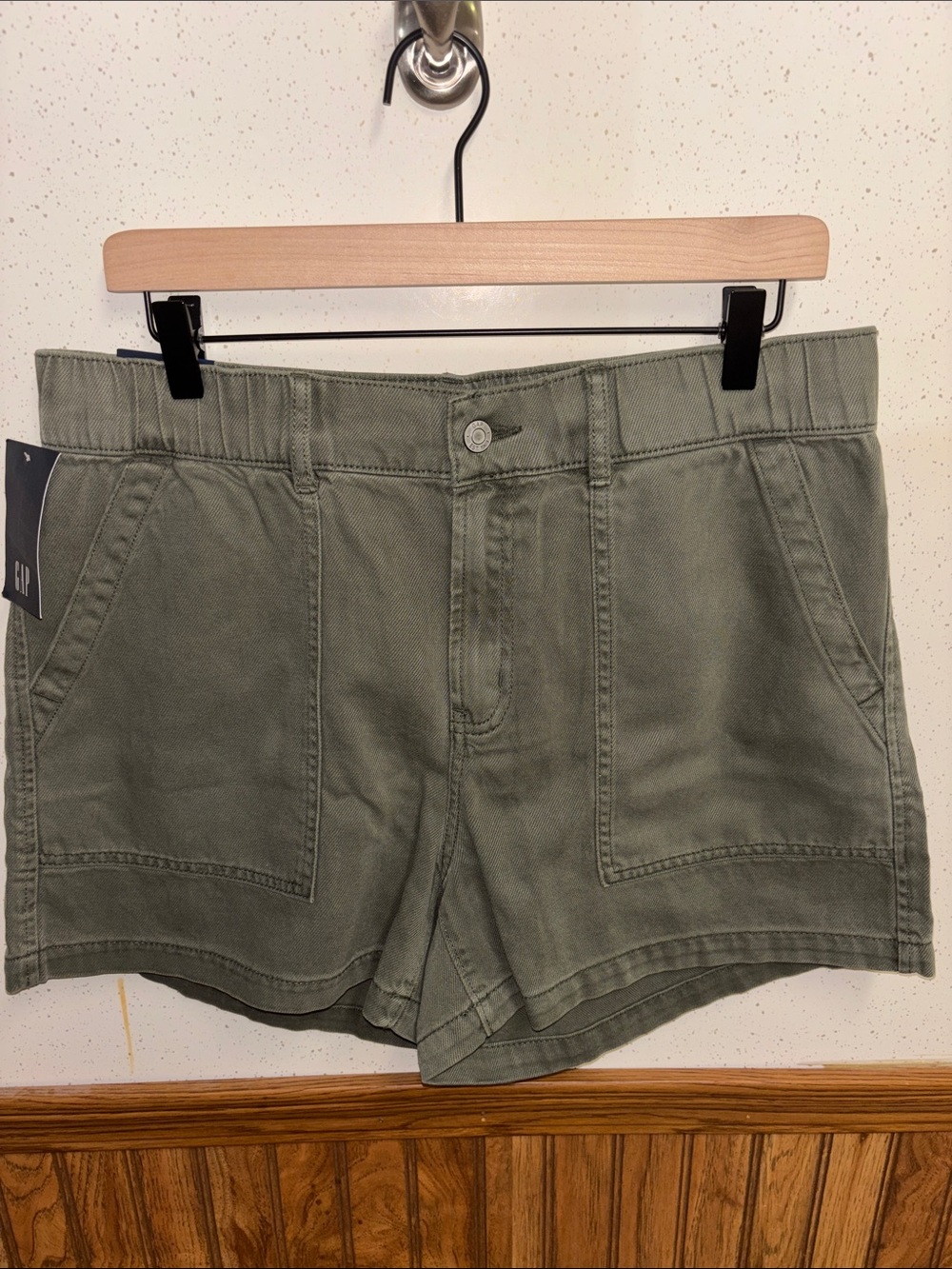 GAP - NWT - Olive Green High-Rise Utility Shorts (size Large)